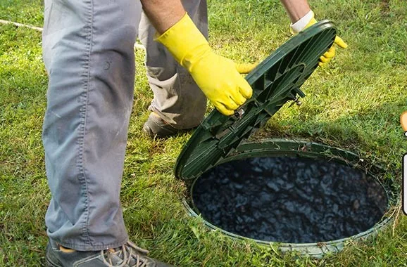 Esgotamento de fossa profissional com caminhão limpa-fossa